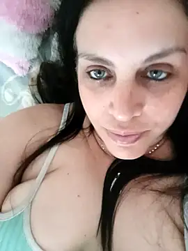 Snapshot of CRUELLAXX chatting on October 17, 2025, 6:32 pm CRUELLAXX online show from October 17, 2025, 6:32 pm