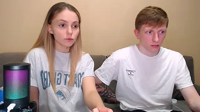 juliaanddima online show from February 19, 2026, 9:56 pm