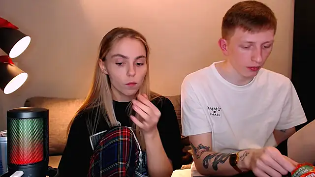 Snapshot of juliaanddima chatting on November 12, 2025, 10:13 pm juliaanddima online show from November 12, 2025, 10:13 pm