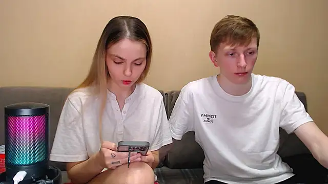 juliaanddima online show from February 18, 2026, 10:39 pm