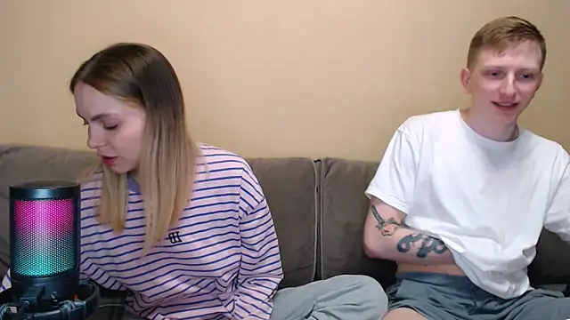 juliaanddima online show from June 19, 2026, 9:31 pm