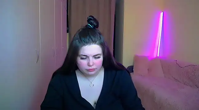 Emily Mo online show from March 9, 2025, 9:24 am