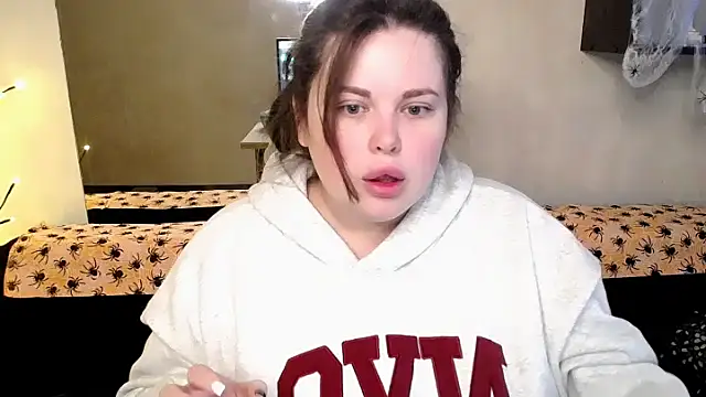 Emily Mo online show from October 28, 2025, 8:46 am