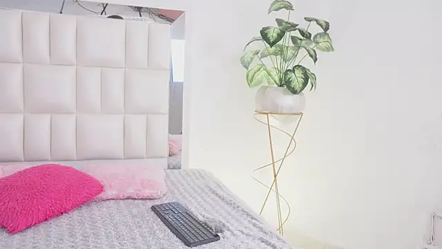 Anais aradia online show from February 8, 2025, 4:57 am