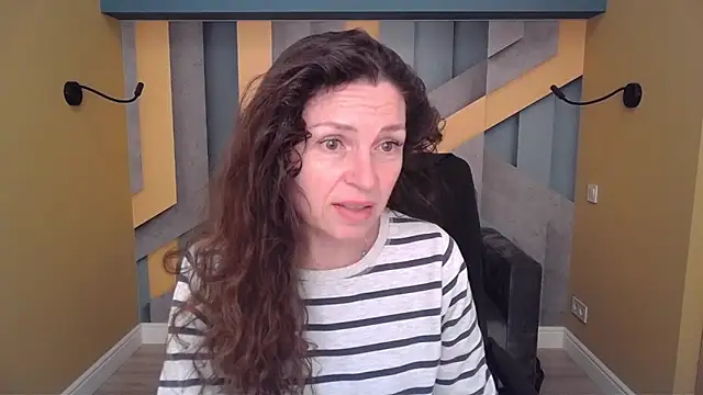 Snapshot of EllaLong chatting on April 5, 2026, 11:17 am EllaLong online show from April 5, 2026, 11:17 am