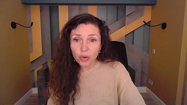Snapshot of EllaLong chatting on May 17, 2026, 11:32 am EllaLong online show from May 17, 2026, 11:32 am