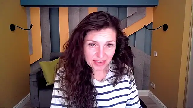 Snapshot of EllaLong chatting on March 28, 2026, 12:28 pm EllaLong online show from March 28, 2026, 12:28 pm