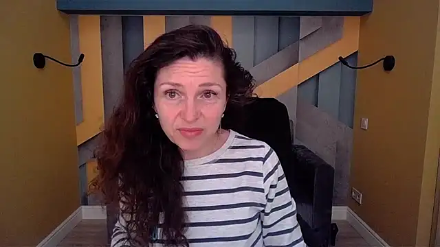 Snapshot of EllaLong chatting on April 3, 2026, 11:27 am EllaLong online show from April 3, 2026, 11:27 am