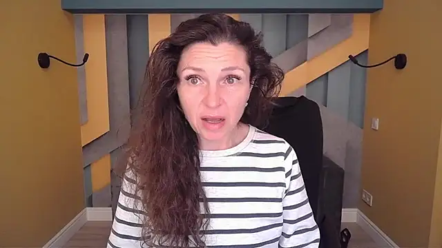 Snapshot of EllaLong chatting on April 8, 2026, 11:33 am EllaLong online show from April 8, 2026, 11:33 am