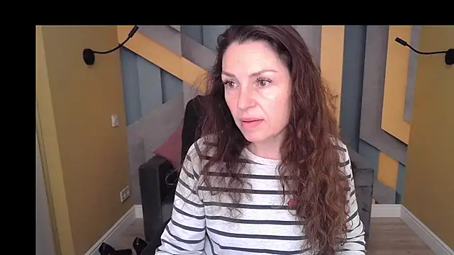 EllaLong online show from December 5, 2025, 12:26 pm