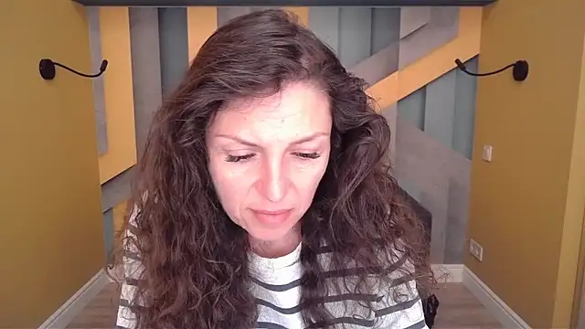 Snapshot of EllaLong chatting on April 12, 2026, 11:35 am EllaLong online show from April 12, 2026, 11:35 am