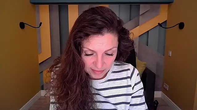 Snapshot of EllaLong chatting on April 7, 2026, 11:34 am EllaLong online show from April 7, 2026, 11:34 am