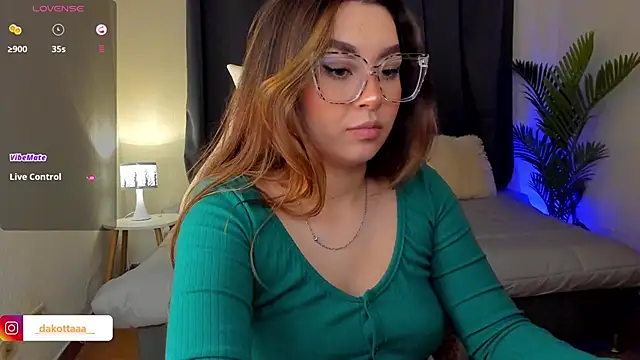 dakottaa  online show from October 15, 2025, 11:24 pm