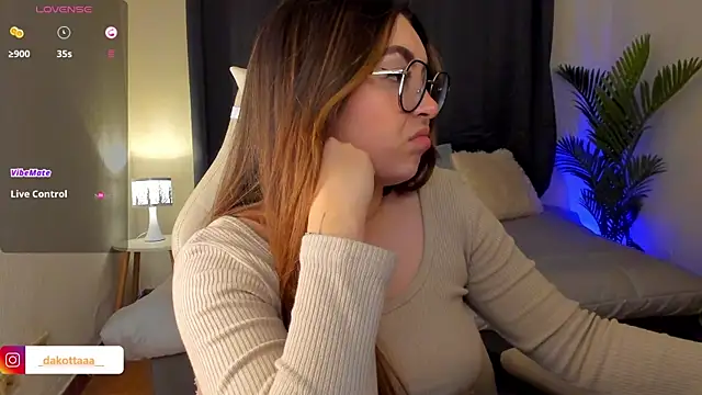 dakottaa  online show from October 21, 2025, 11:37 pm