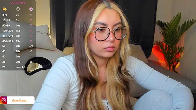 dakottaa  online show from May 15, 2026, 11:03 pm