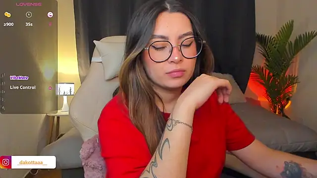 dakottaa  online show from April 8, 2026, 11:39 pm