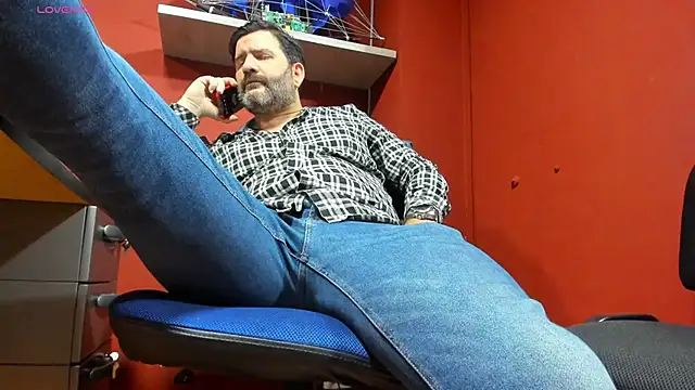 Snapshot of Maxi_TheBigDaddy chatting on March 12, 2025, 12:26 pm Maxi TheBigDaddy online show from March 12, 2025, 12:26 pm