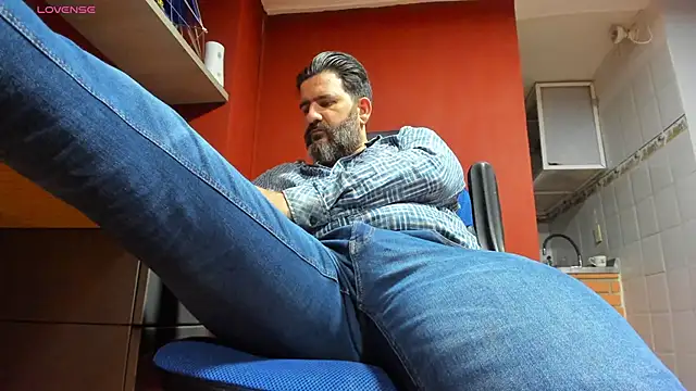 Snapshot of Maxi_TheBigDaddy chatting on February 28, 2025, 9:23 pm Maxi TheBigDaddy online show from February 28, 2025, 9:23 pm