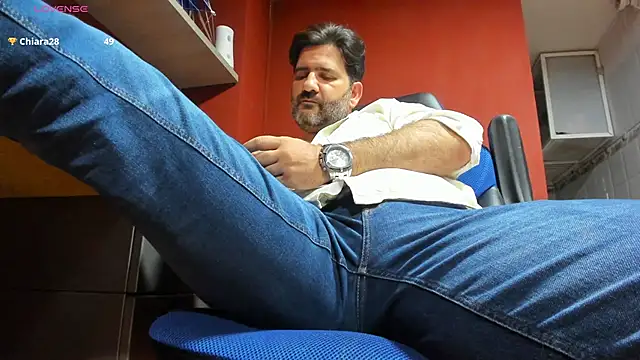 Snapshot of Maxi_TheBigDaddy chatting on March 6, 2025, 7:32 pm Maxi TheBigDaddy online show from March 6, 2025, 7:32 pm