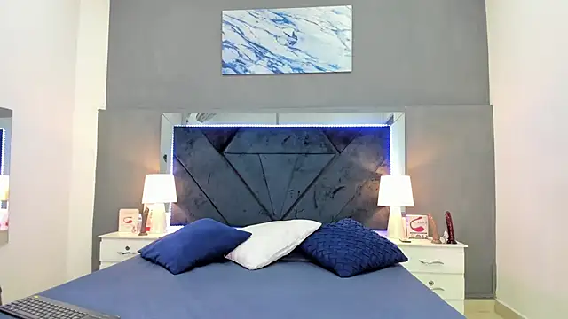 Lauralove 69 online show from November 29, 2025, 8:20 pm