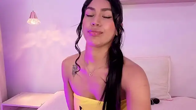 Snapshot of Caroliina_Saenz chatting on November 24, 2025, 7:14 pm Caroliina Saenz online show from November 24, 2025, 7:14 pm