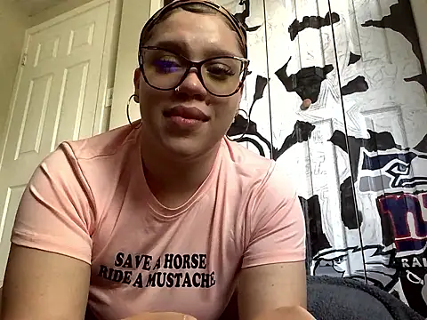 Snapshot of QueenNuttCollector chatting on May 8, 2026, 4:33 pm QueenNuttCollector online show from May 8, 2026, 4:33 pm