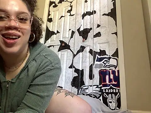 Snapshot of QueenNuttCollector chatting on May 1, 2026, 4:23 pm QueenNuttCollector online show from May 1, 2026, 4:23 pm