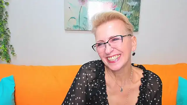 iamyourdream89 online show from November 8, 2025, 9:35 am