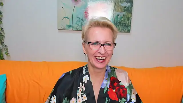 iamyourdream89 online show from October 18, 2025, 1:24 pm