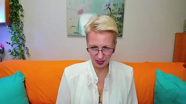 iamyourdream89 online show from November 16, 2025, 7:46 am