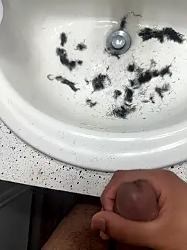 Snapshot of Asronrandon chatting on October 19, 2025, 9:39 pm Asronrandon online show from October 19, 2025, 9:39 pm