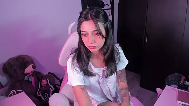 amber yull online show from October 6, 2025, 2:13 am