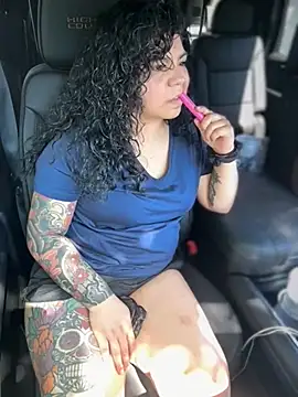 kimmiakiss22 online show from May 25, 2026, 8:51 pm