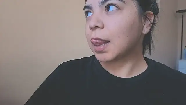 kimmiakiss22 online show from March 19, 2025, 10:42 pm