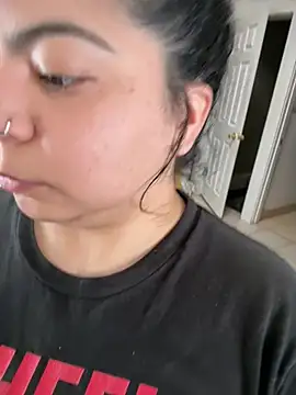 kimmiakiss22 online show from April 22, 2026, 9:21 pm