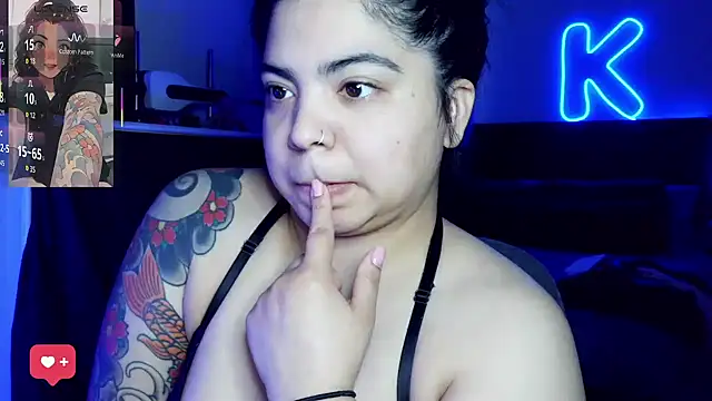 kimmiakiss22 online show from April 6, 2026, 10:33 pm