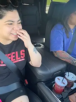 kimmiakiss22 online show from April 13, 2026, 9:19 pm