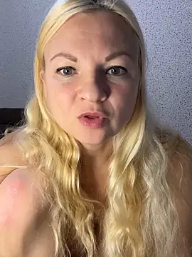 Snapshot of Julia_beauty chatting on October 18, 2025, 9:17 pm Julia beauty online show from October 18, 2025, 9:17 pm