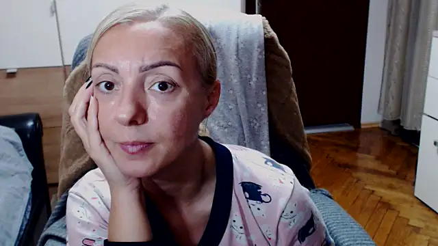 Leona-Exotic online show from November 18, 2025, 11:57 am