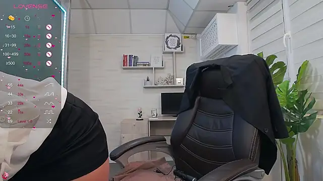 Snapshot of AvaBlue_ chatting on March 3, 2025, 4:10 am AvaBlue online show from March 3, 2025, 4:10 am