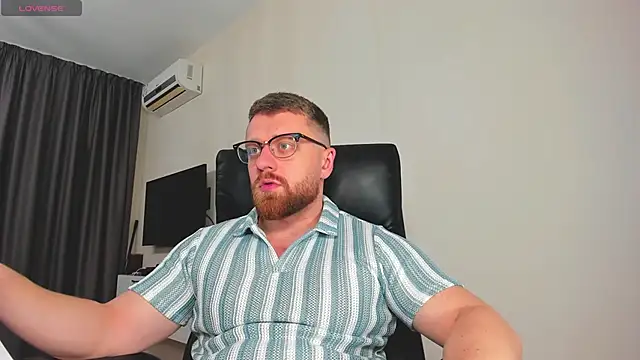 Snapshot of Findom_guy chatting on February 6, 2026, 6:37 pm Findom guy online show from February 6, 2026, 6:37 pm