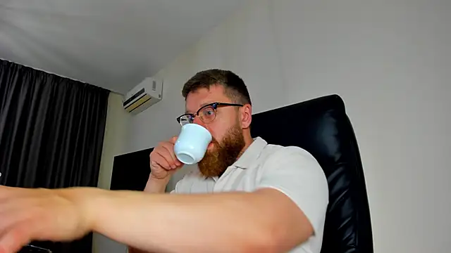 Snapshot of Findom_guy chatting on May 11, 2026, 5:43 pm Findom guy online show from May 11, 2026, 5:43 pm