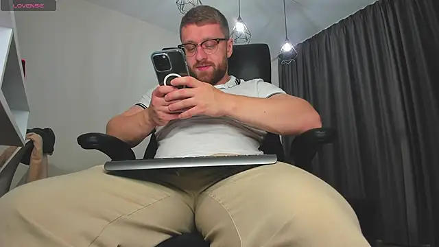 Snapshot of Findom_guy chatting on November 23, 2025, 7:24 pm Findom guy online show from November 23, 2025, 7:24 pm