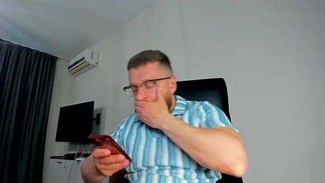 Snapshot of Findom_guy chatting on April 29, 2026, 5:30 pm Findom guy online show from April 29, 2026, 5:30 pm