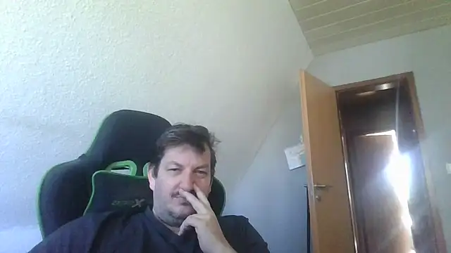 Snapshot of Golffahrer1982 chatting on May 25, 2026, 8:02 am Golffahrer1982 online show from May 25, 2026, 8:02 am