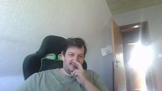 Snapshot of Golffahrer1982 chatting on May 26, 2026, 6:33 am Golffahrer1982 online show from May 26, 2026, 6:33 am