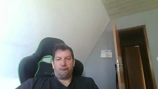 Snapshot of Golffahrer1982 chatting on July 31, 2026, 9:52 am Golffahrer1982 online show from July 31, 2026, 9:52 am