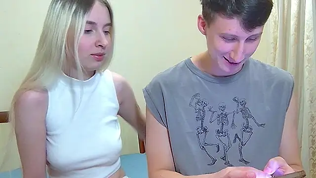 Snapshot of MiaAndWilliam chatting on September 29, 2025, 5:51 pm MiaAndWilliam online show from September 29, 2025, 5:51 pm