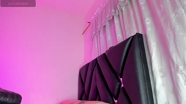 stephany doll  online show from November 4, 2025, 4:05 am