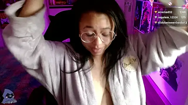 Snapshot of Emmachan19 chatting on March 12, 2025, 10:05 am Emmachan19 online show from March 12, 2025, 10:05 am